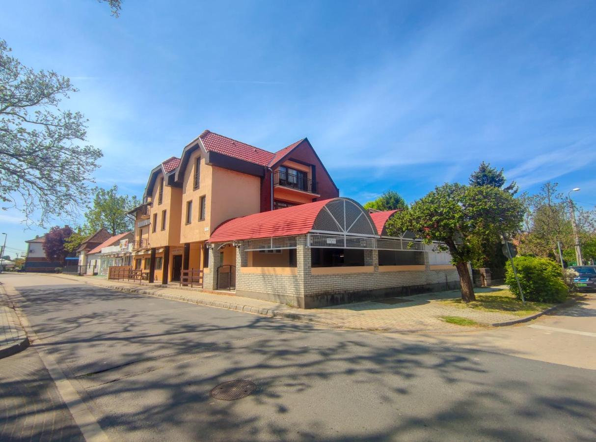 Hotel Viktória Panzió Zamárdi Exterior foto